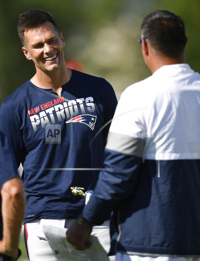 George Walker Iv New England Patriots quarterback Tom Brady (12) presents Tennessee Titans head coach Mike Vrabel with a trophy before a combined NFL football training camp Thursday, Aug. 15, 2019, in Nashville, Tenn. (George WalkerIV/The Tennessean via AP)