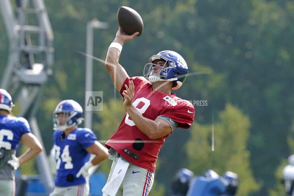 Steven Senne New York Giants quarterback Daniel Jones (8) passes the ball during a joint NFL football practice with the New England Patriots, Wednesday, Aug. 25, 2021, in Foxborough, Mass. (AP Photo/Steven Senne)