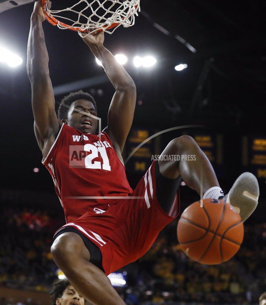 No. 7 Michigan outlasts No. 19 Wisconsin 61-52