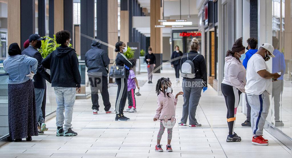Elizabeth Flores Shoppers made their way through Rosedale Center as some of the stores opened for business during the coronavirus pandemic, Monday, May 18, 2020 in Roseville, Minn. (Elizabeth Flores/Star Tribune via AP)