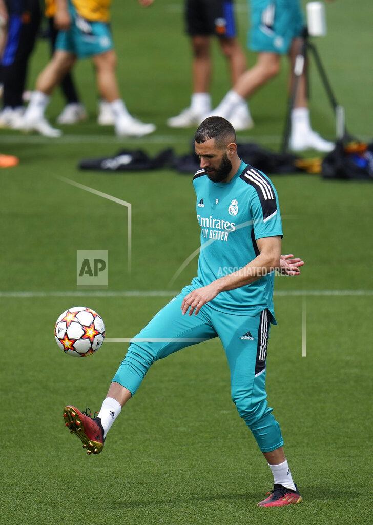 Manu Fernandez Real Madrid's Karim Benzema controls the ball during a Media Opening day training session in Madrid, Spain, Tuesday, May 24, 2022. Real Madrid will play Liverpool in Saturday's Champions League soccer final in Paris. (AP Photo/Manu Fernandez)