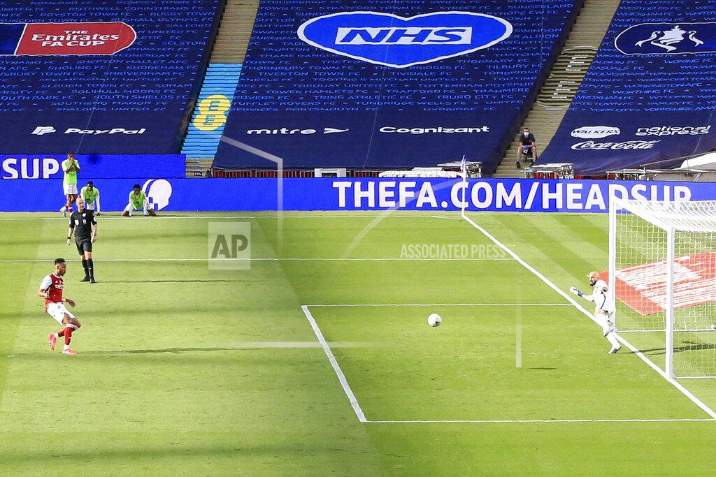 Catherine Ivill Arsenal's Pierre-Emerick Aubameyang scores his side's first goal from the penalty spot, during the FA Cup final soccer match between Arsenal and Chelsea at Wembley stadium in London, England, Saturday, Aug.1, 2020. (Catherine Ivill/Pool via AP)