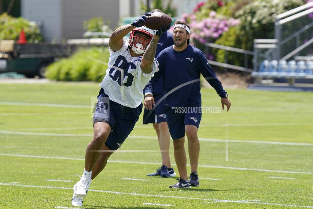Steven Senne New England Patriots tight end Devin Asiasi (86) makes a catch during NFL football practice in Foxborough, Mass., Thursday, May 27, 2021. (AP Photo/Steven Senne)