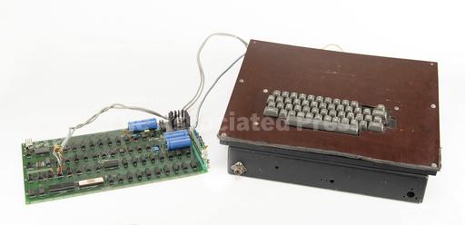 Vintage computer that helped launch the Apple empire is... - Vimarsana News