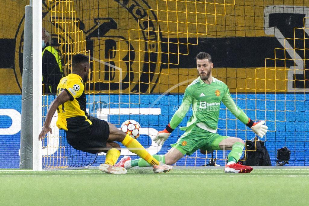 Alessandro Della Valle Young Boys' Jordan Siebatcheu, left, scores his side's second goal of the game past Manchester United's goalkeeper David De Gea during of the Champions League group F soccer match between BSC Young Boys and Manchester United, at the Wankdorf stadium in Bern, Switzerland, Tuesday, Sept. 14, 2021. (Alessandro della Valle/Keystone via AP)
