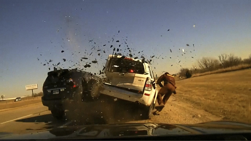 Oklahoma trooper violently thrown to the ground as vehicle on interstate hits one he'd pulled over - Vimarsana News