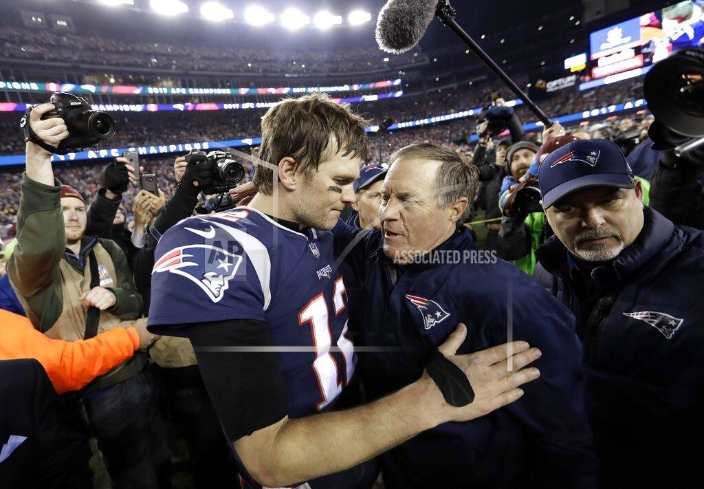 ARCHIVO - En esta foto de archivo del 21 de enero de 2018, el quarterback de los Patriots de Nueva Inglaterra, Tom Brady, abraza al entrenador Bill Belichick, después de vencer a los Jaguars de Jacksonville (AP Foto/David J. Phillip, archivo)