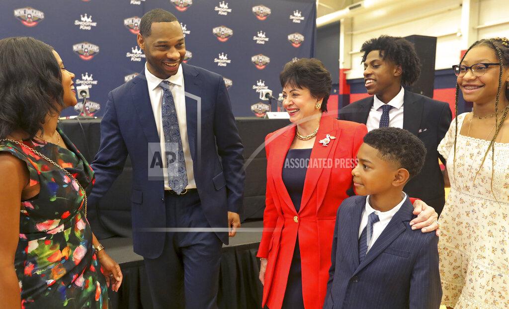 Ted Jackson New Orleans Pelicans Governor Gayle Benson chats with Willie Green and his family after Green was introduced as the new head coach for the New Orleans Pelicans NBA basketball team, in Metairie, La., Tuesday, July 27, 2021. From left to right is Green's wife Terrah, Willie Green, Gayle Benson, son Ross, 21, daughter Aaliyah, 14, and son Mason, 9. (AP Photo/Ted Jackson)