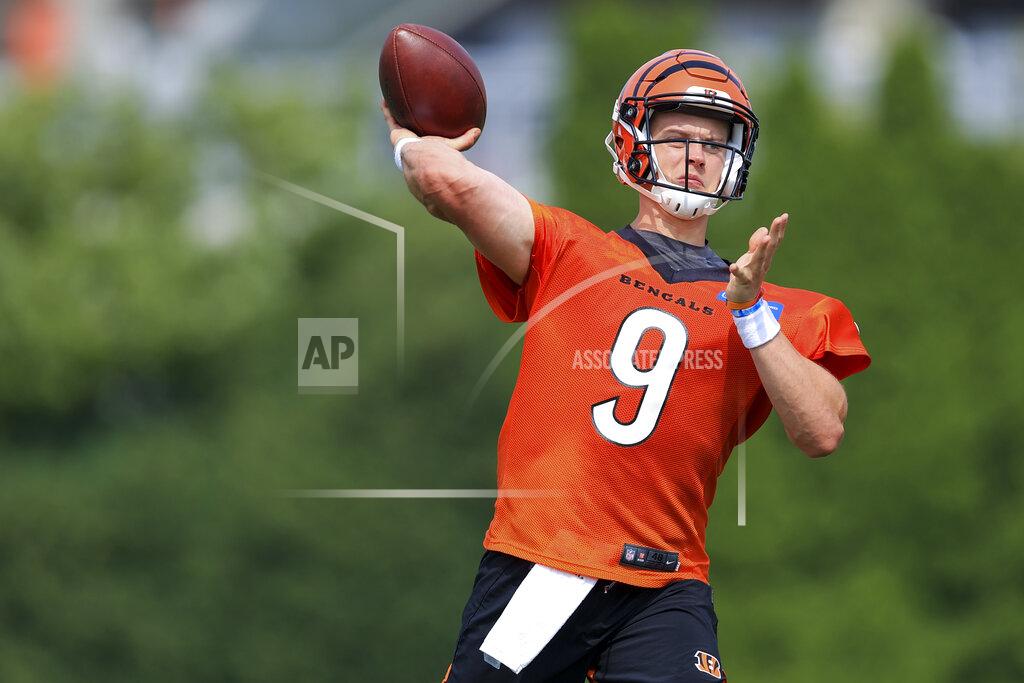 Aaron Doster Cincinnati Bengals' Joe Burrow throws a pass during an NFL football practice in Cincinnati, Wednesday, July 28, 2021. (AP Photo/Aaron Doster)