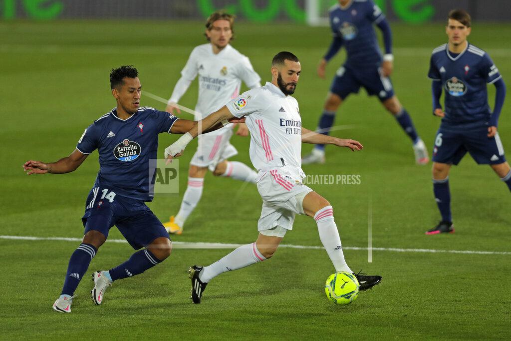 Manu Fernandez Real Madrid's Karim Benzema, right, vies for the ball with Celta Vigo's Renato Tapia during the Spanish La Liga soccer match between Real Madrid and Celta Vigo at the Alfredo Di Stefano stadium in Madrid, Spain, Saturday, Jan. 2, 2021. (AP Photo/Manu Fernandez)