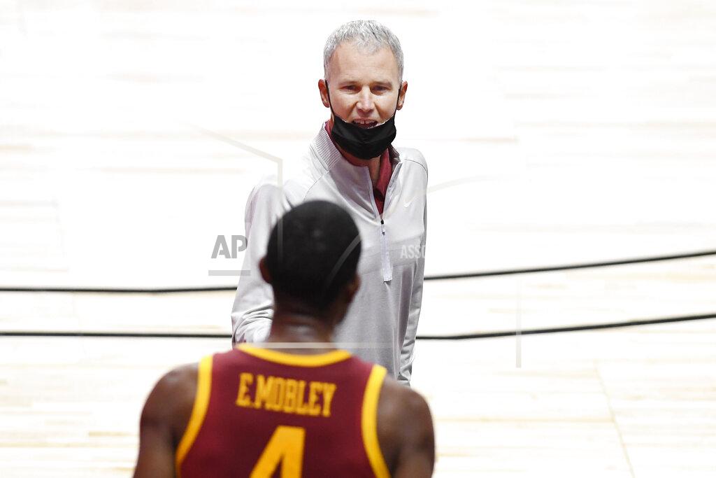 Jessica Hill Southern California head coach Andy Enfield, top, talks with Southern California's Evan Mobley in the second half of an NCAA college basketball game, Tuesday, Dec. 1, 2020, in Uncasville, Conn. (AP Photo/Jessica Hill)