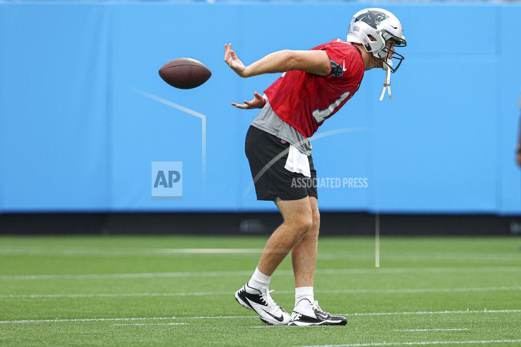 Nell Redmond Carolina Panthers quarterback Sam Darnold tries to catch a football behind his back during a Fan Fest practice at the NFL team's training camp in Charlotte, N.C., Friday, Aug. 6, 2021. (AP Photo/Nell Redmond)