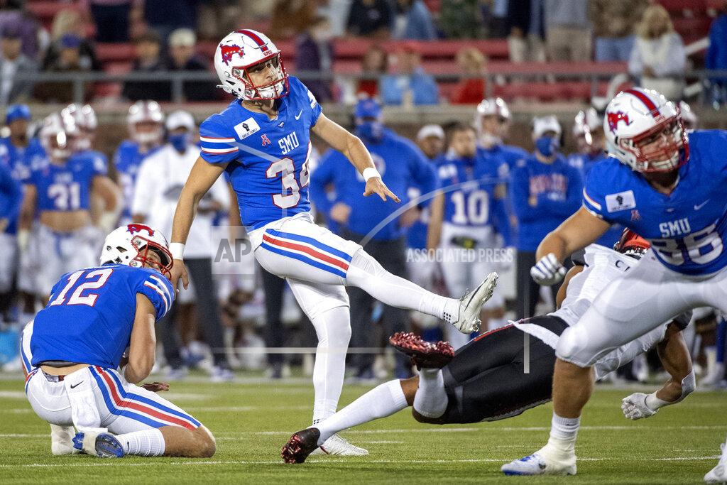 Jeffrey Mcwhorter SMU kicker Chris Naggar (34) and holder Derek Green (12) watch the flight of Naggar's field goal against Cincinnati at the end of the first half of an NCAA college football game Saturday, Oct. 24, 2020, in Dallas. (AP Photo/Jeffrey McWhorter)