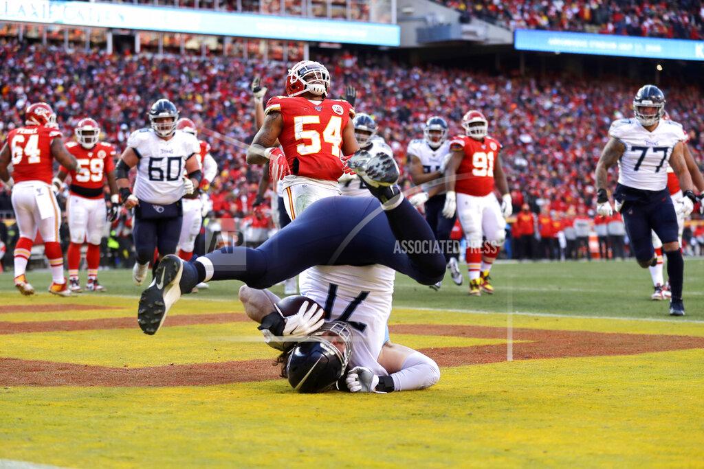 Jeff Roberson Tennessee Titans' Dennis Kelly (71) catches a touchdown pass during the first half of the NFL AFC Championship football game against the Kansas City Chiefs Sunday, Jan. 19, 2020, in Kansas City, MO. (AP Photo/Jeff Roberson)