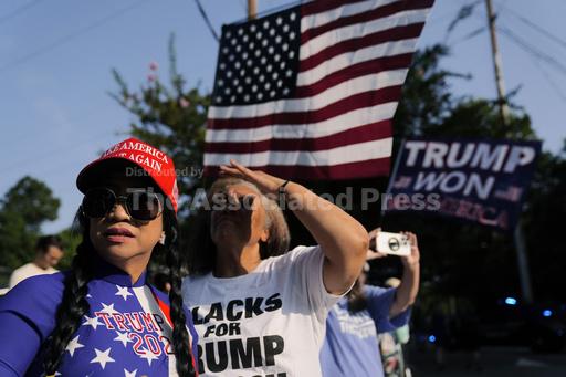 Scores of Trump fans gather outside Georgia jail to sho... - Vimarsana News