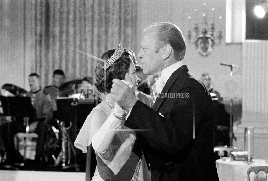 John Duricka FILE - In this file photo dated July 7, 1976, U.S. President Gerald Ford dances with Britain's Queen Elizabeth II in the State Dining Room at the White House, following a State Dinner in the queen's honor. (AP Photo/John Duricka, File)