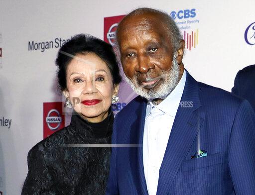 ARCHIVO - Jacqueline Avant, izquierda, y Clarence Avant en la 11a entrega anual de los premios AAFCA en Los Angeles el 22 de enero de 2020. Jacqueline Avant, esposa de la leyenda de la música Clarence Avant, fue asesinada a tiros la madrugada del 1 de diciembre de 2021 en Beverly Hills, California. (Foto Mark Von Holden Invision/AP, archivo)