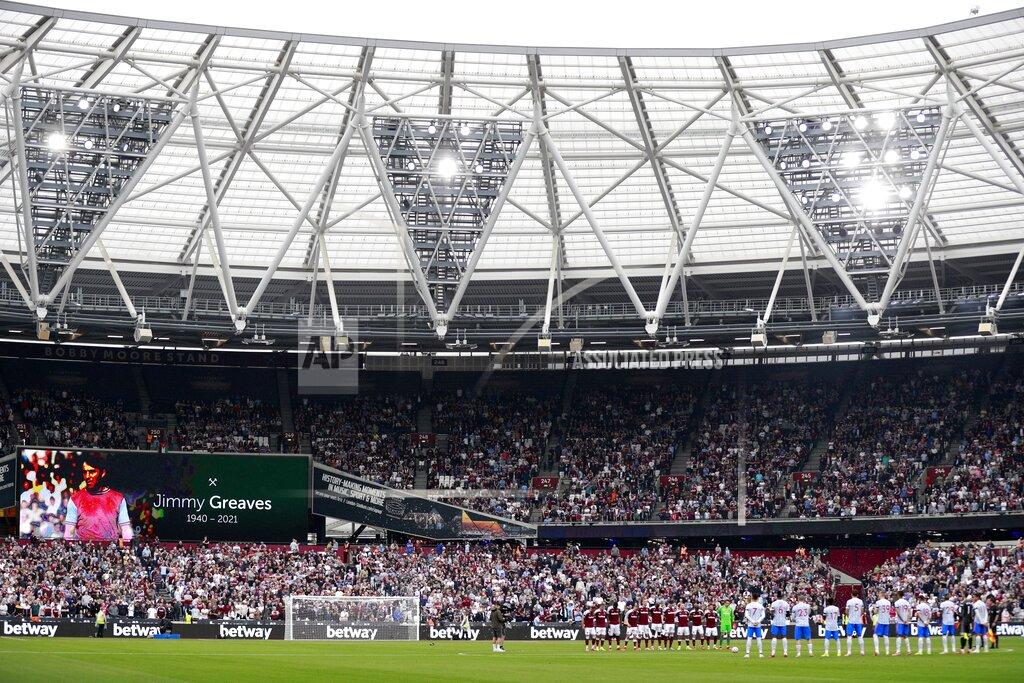 Ian Walton Players and fans commemorate Jimmy Greaves, one of England's greatest goal-scorers, ahead of the English Premier League soccer match between West Ham United and Manchester United at the London Stadium in London, England, Sunday, Sept. 19, 2021. Greaves who was prolific for Tottenham, Chelsea and AC Milan has died. He was 81. With 266 goals in 379 appearances, Greaves was the all-time record scorer for Tottenham, which announced his death on Sunday, Sept. 19, 2021. (AP Photo/Ian Walton)