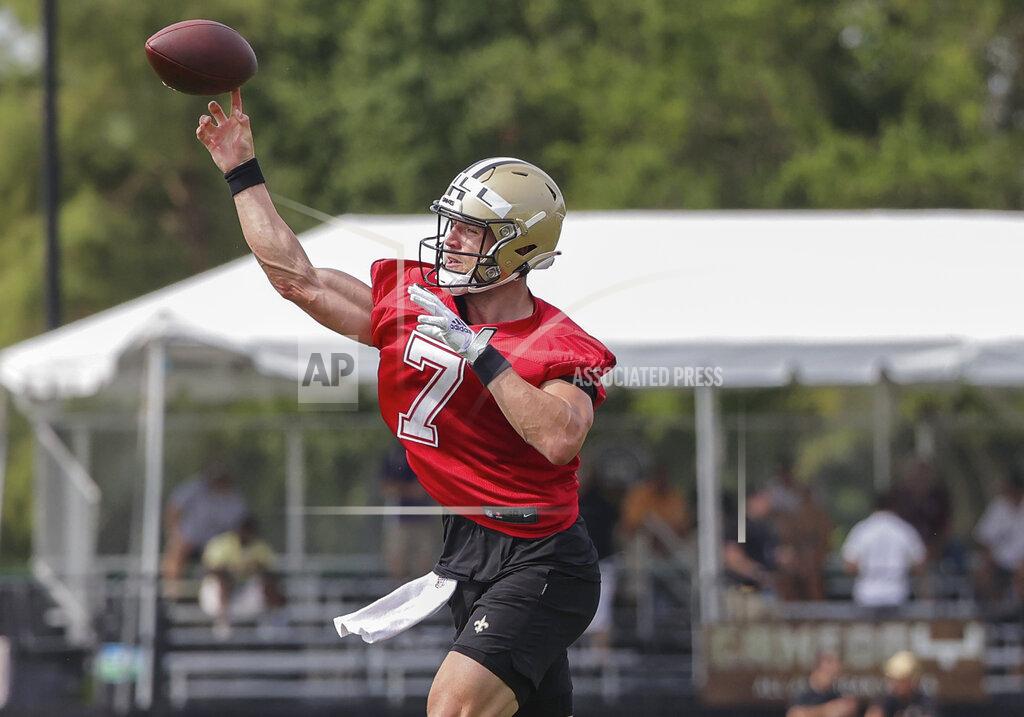 Derick Hingle New Orleans Saints quarterback Taysom Hill (7) throws during NFL football training camp in Metairie, Friday, July 30, 2021. (AP Photo/Derick Hingle)