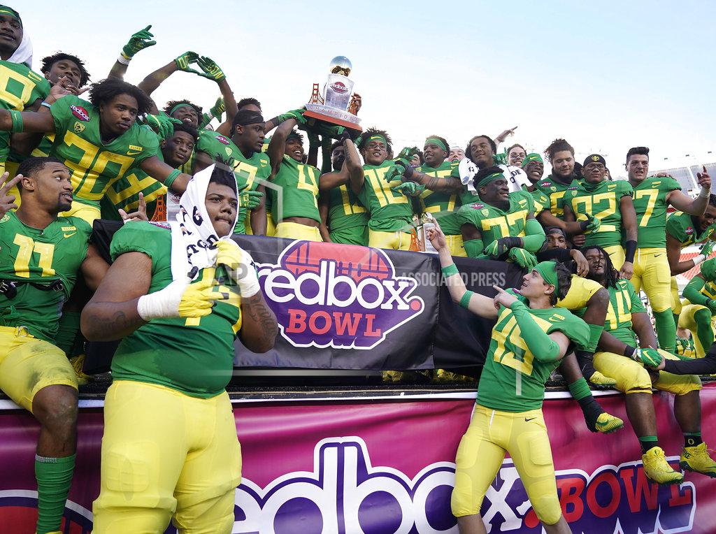 Tony Avelar Oregon players hold the trophy after a 7-6 win over Michigan State during the Redbox Bowl NCAA college football game Monday, Dec. 31, 2018, in Santa Clara, Calif. (AP Photo/Tony Avelar)