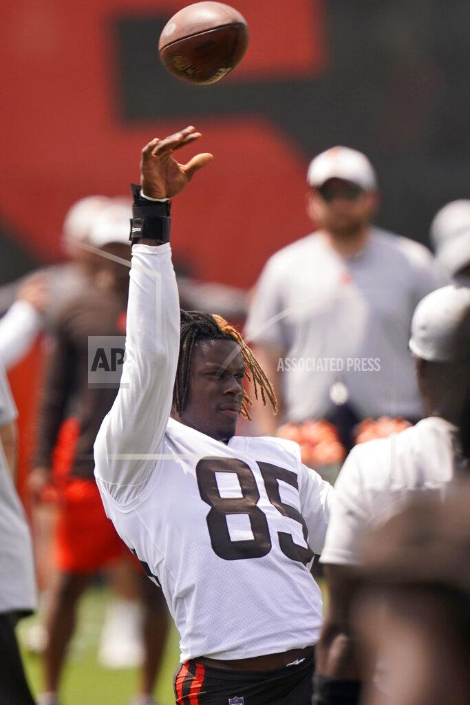 Tony Dejak Cleveland Browns tight end David Njoku tosses a ball during NFL football practice Saturday, July 31, 2021, in Berea, Ohio. (AP Photo/Tony Dejak)