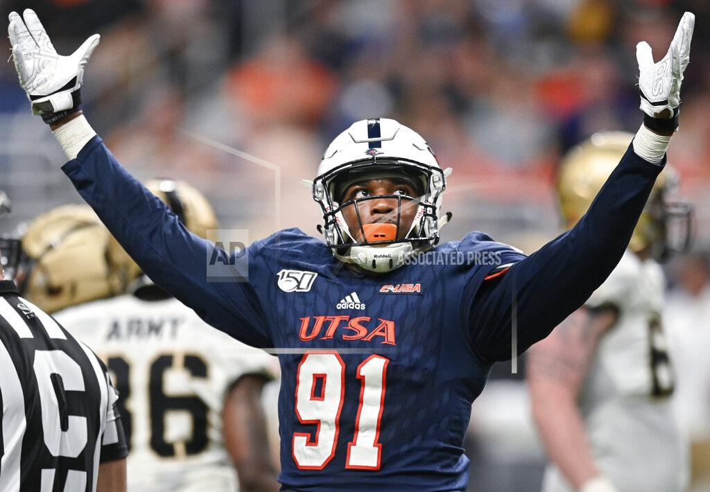Darren Abate UTSA's Jarrod Carter-McLin celebrates a sack during the first half of an NCAA college football game against Army, Saturday, Sept. 14, 2019, in San Antonio. (AP Photo/Darren Abate)