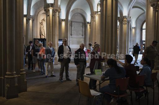 Los socialistas españoles ganaron la alcaldía de Barcelona tras recibir ayuda de los rivales conservadores Los socialistas españoles ganaron la alcaldía de Barcelona tras recibir ayuda de los rivales conservadores