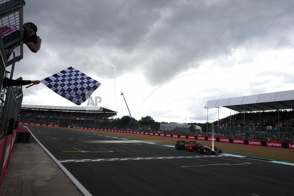 Matt Dunham Carlos Sainz cruza la meta al ganar el Gran Premio Británico en Silverstone, el domingo 3 de julio de 2022. (AP Foto/Matt Dunham, Pool)