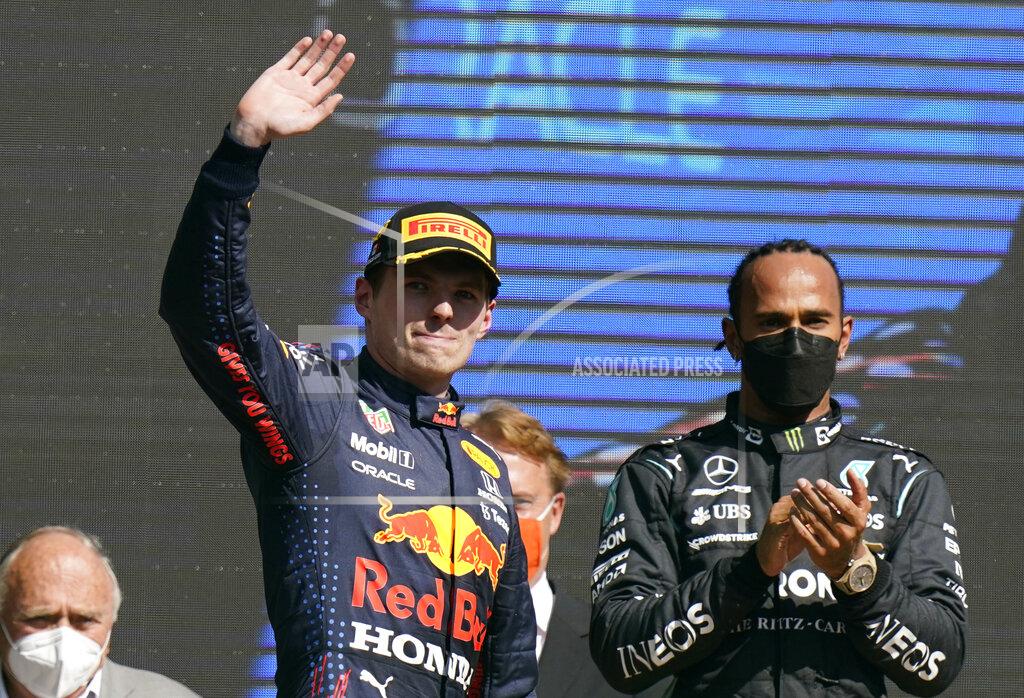 Eduardo Verdugo El ganador Max Verstappen (izquierda) y el segundo Lewis Hamilton celebran en el podio tras el Gran Premio de México, el domingo 7 de noviembre de 2021. (AP Foto/Eduardo Verdugo)