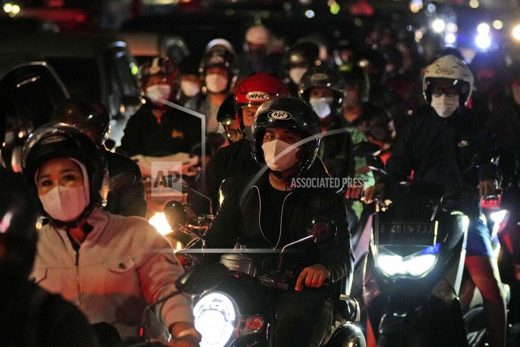 Dita Alangkara Motorists are seen wearing masks during rush hour traffic in Jakarta, Indonesia, Tuesday, May 17, 2022. Indonesia will lift its outdoor mask mandate because its COVID-19 outbreak appears to be waning, President Joko Widodo said Tuesday. (AP Photo/Dita Alangkara)