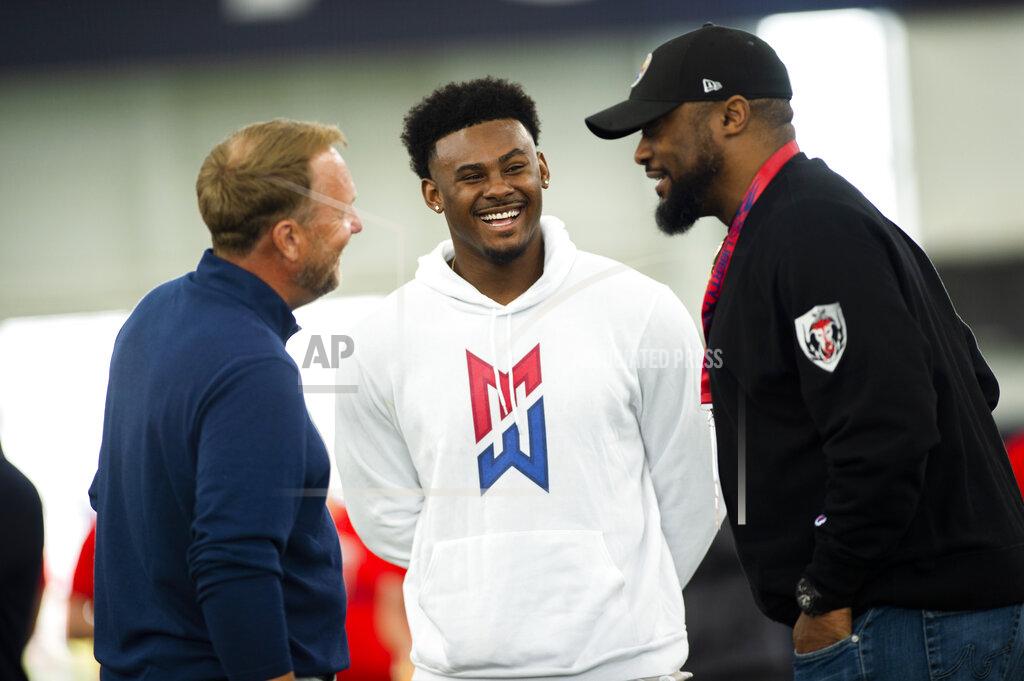 Kendall Warner ARCHIVO - Malik Willis (centro) habla con el entrenador de Liberty Hugh Freeze (izquierda) y el entrenador de los Steelers de Pittsburgh Mike Tomlin, en Lynchburg, Virginia, el martes 2 de marzo de 2022. (AP Foto/Kendall Warner)
