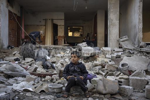 Palestinians stream into a southern Gaza town as Israel... - Vimarsana News