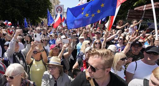 Hundreds of thousands march in Poland anti-government p... - Vimarsana News