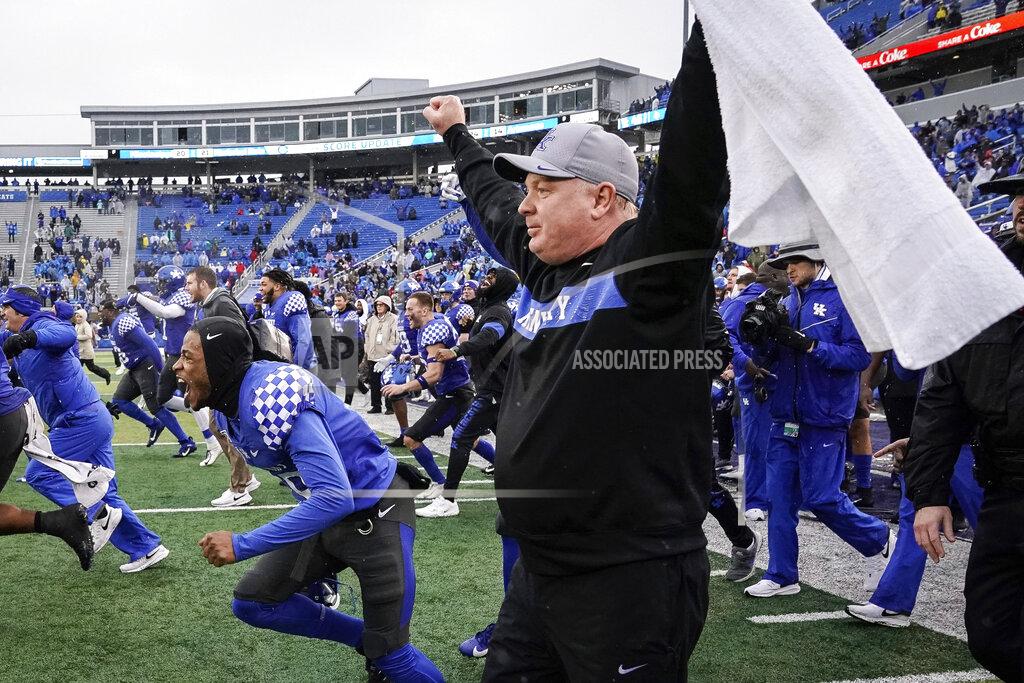 Bryan Woolston Kentucky coach Mark Stoops celebrates after winning an NCAA college football game against Louisville, Saturday, Nov. 30, 2019, in Lexington, Ky. (AP Photo/Bryan Woolston)