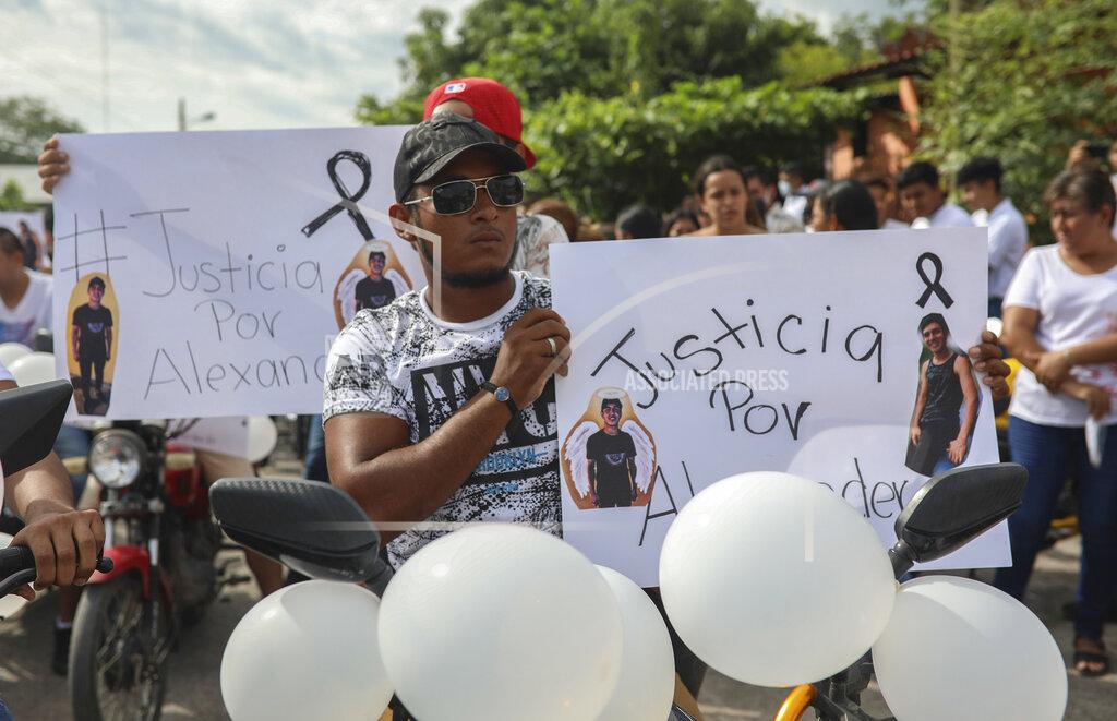 Felix Marquez Alexander Martínez's friends carry signs that read in Spanish "Justice for Alexander" during his funeral in Acatlan de Perez Figueroa, Mexico, Thursday, June 11, 2020. Hundreds of residents of this town in southern Mexico bid farewell amid anger and tears Thursday to a 16-year-old Mexican-American boy shot dead by local police. (AP Photo / Felix Marquez)
