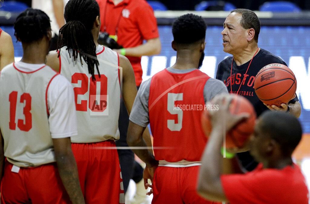 Charlie Riedel Houston head coach Kelvin Sampson talks to his team during practice for the NCAA men's college basketball tournament Thursday, March 21, 2019, in Tulsa, Okla. (AP Photo/Charlie Riedel)