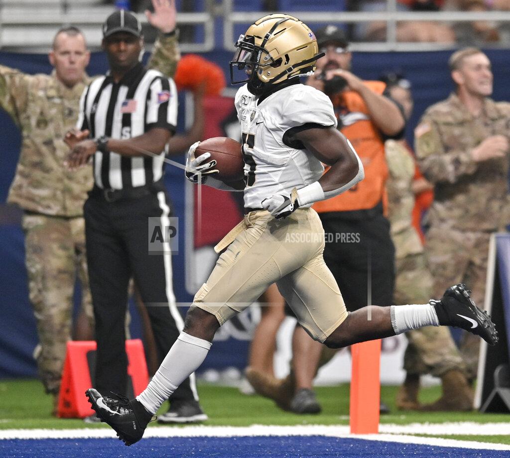 Darren Abate Army's Kell Walker runs for a touchdown during the second half of an NCAA college football game against UTSA, Saturday, Sept. 14, 2019 in San Antonio. (AP Photo/Darren Abate)