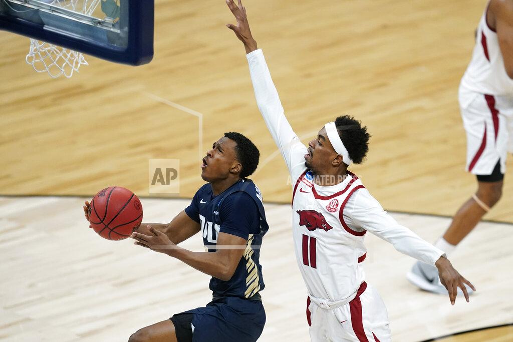 Darron Cummings Oral Roberts guard Max Abmas drives to the basket ahead of Arkansas guard Jalen Tate (11) during the first half of a Sweet 16 game in the NCAA men's college basketball tournament at Bankers Life Fieldhouse, Saturday, March 27, 2021, in Indianapolis. (AP Photo/Darron Cummings)