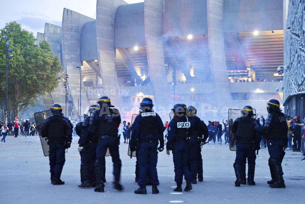 PSG Fans Clash With Police  Paris  Buy Photos  AP Images  DetailView