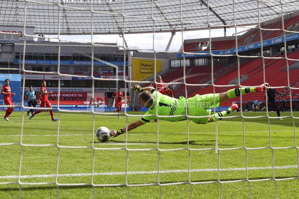 Matthias Hangst Leon Goretzka of Munich scores his team's second goal against goalkeeper Lukas Hradecky of Leverkusen during the German Bundesliga soccer match between Bayer Leverkusen and Bayern Munich in Leverkusen, Germany, Saturday, June 6, 2020. (Matthias Hangst, Pool via AP)