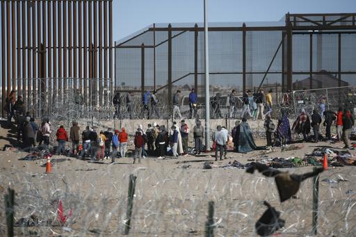 Mexican officials clear border tent camp as US pressure... - Vimarsana News