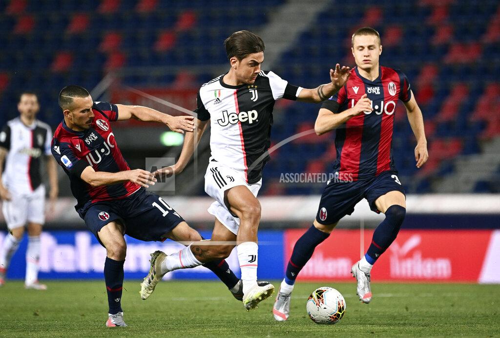 Massimo Paolone Juventus' Paulo Dybala, center, in action with Bologna's Nicola Sansone, left, during the Serie A soccer match between Bologna FC and Juventus FC at Stadio Renato Dall'Ara stadium in Bologna, Monday June 22, 2020. (Massimo Paolone/LaPresse via AP)