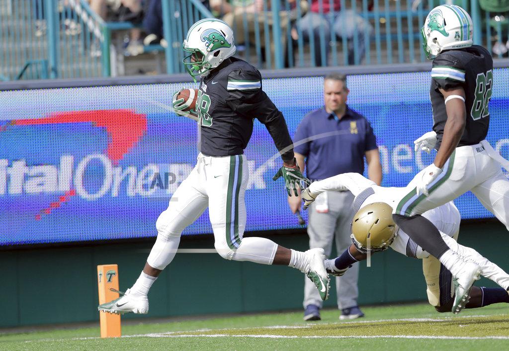 David Grunfeld Tulane wide receiver Jabril Clewis (88) scores a touchdown against the Navy during an NCAA college football game at Yulman Stadium in New Orleans, Saturday, Nov. 24, 2018. (David Grunfeld/The Times-Picayune via AP)