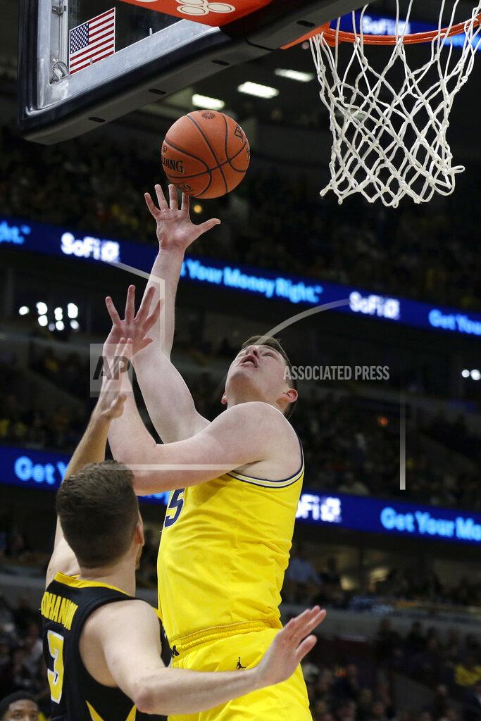 Kiichiro Sato Michigan's Jon Teske (15) goes up for a shot over Iowa's Jordan Bohannon (3) during the first half of an NCAA college basketball game in the quarterfinals of the Big Ten Conference tournament, Friday, March 15, 2019, in Chicago. (AP Photo/Kiichiro Sato)