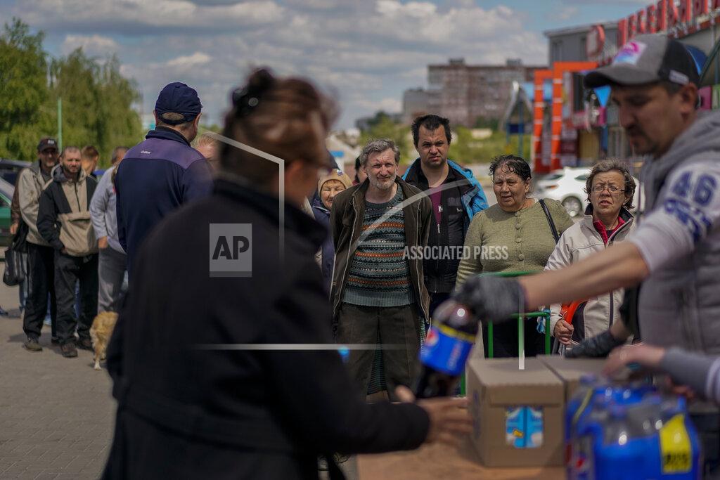 Bernat Armangue People queue to receive food donations in Kharkiv, eastern Ukraine, Thursday, May 19, 2022. (AP Photo/Bernat Armangue)