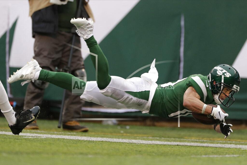 Adam Hunger New York Jets wide receiver Braxton Berrios (10) dives out of bounds during the second half of an NFL football game against the Oakland Raiders Sunday, Nov. 24, 2019, in East Rutherford, N.J. (AP Photo/Adam Hunger)