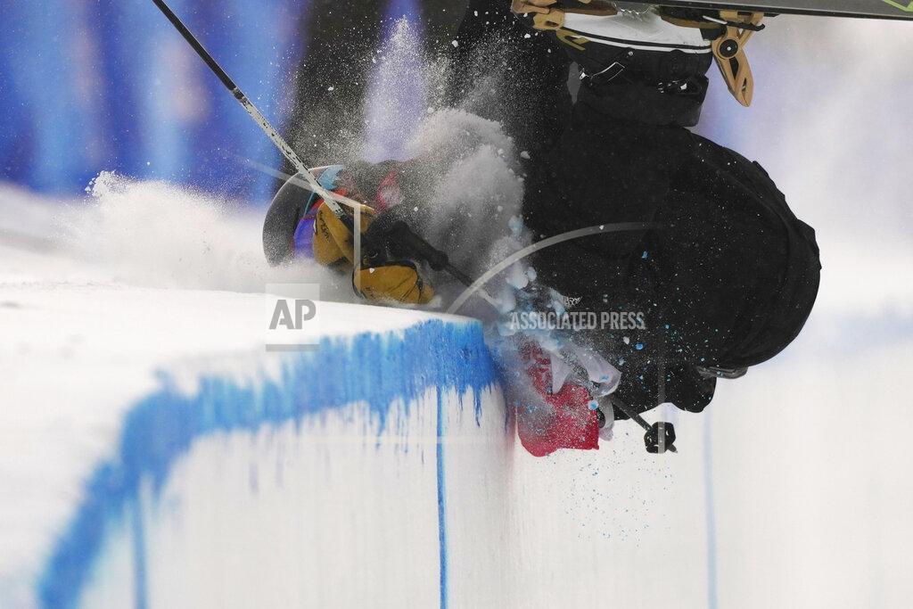 Francisco Seco New Zealand's Ben Harrington crashes into the edge of the course during the men's halfpipe qualification at the 2022 Winter Olympics, Thursday, Feb. 17, 2022, in Zhangjiakou, China. (AP Photo/Francisco Seco)