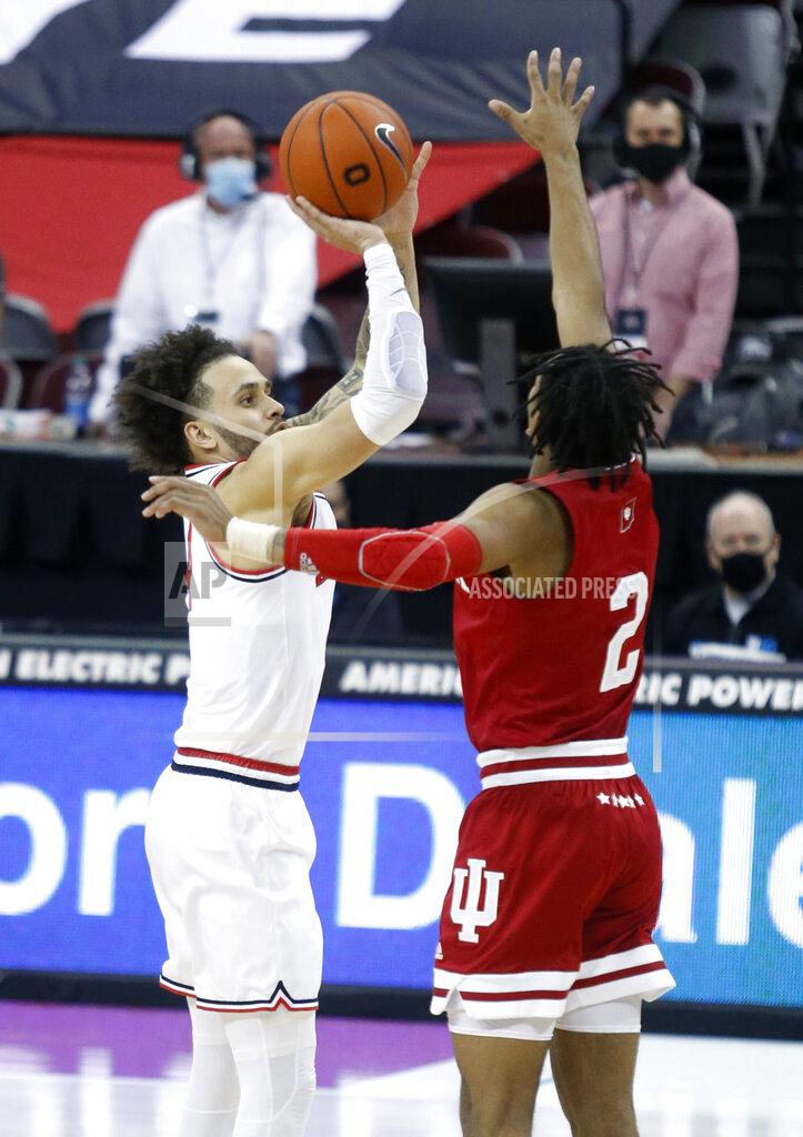 Paul Vernon Ohio State guard Duane Washington, left, goes up for a shot against Indiana guard Armaan Franklin during the first half of an NCAA college basketball game in Columbus, Ohio, Saturday, Feb. 13, 2021. (AP Photo/Paul Vernon)
