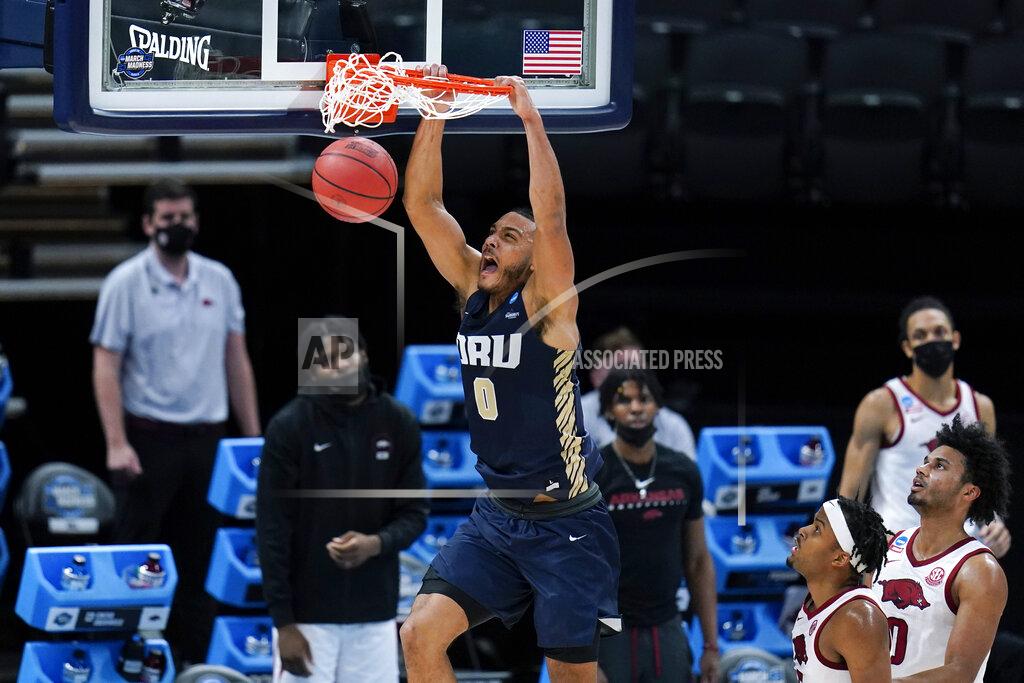 Jeff Roberson Oral Roberts forward Kevin Obanor dunks the ball during the first half of a Sweet 16 game against Arkansas in the NCAA men's college basketball tournament at Bankers Life Fieldhouse, Saturday, March 27, 2021, in Indianapolis. (AP Photo/Jeff Roberson)