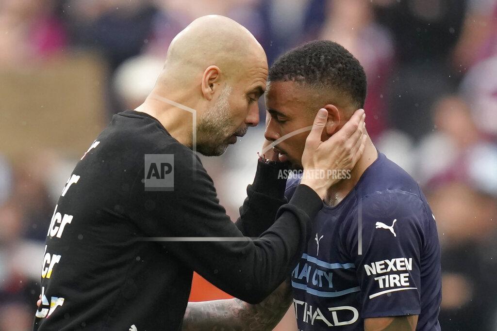 Kirsty Wigglesworth Manchester City's head coach Pep Guardiola, left, interacts with player Gabriel Jesus at the end of the English Premier League soccer match between West Ham United and Manchester City at London stadium in London, Sunday, May 15, 2022. (AP Photo/Kirsty Wigglesworth)